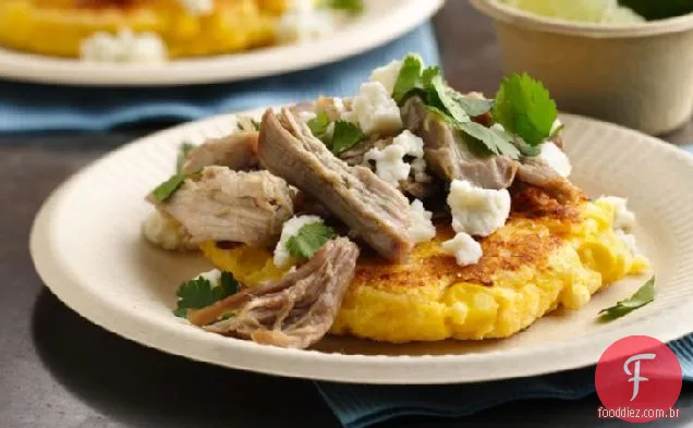 Arepas com milho e carne de porco puxada
