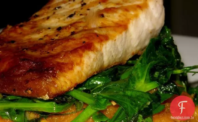 Amberjack Local com gavinhas de ervilha e purê de abóbora assada