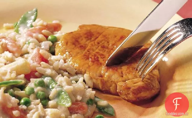 Jantar de costeleta de porco com arroz e vegetais