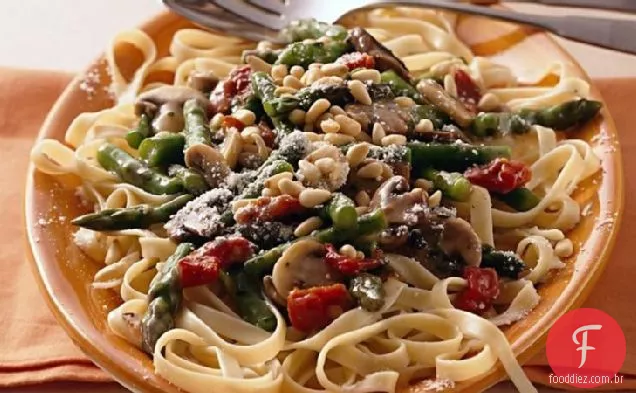 Fettuccine com espargos e cogumelos