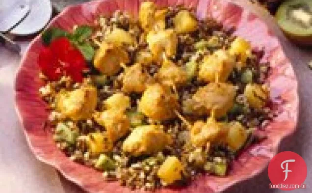 Kabobs de frango em molho de amendoim