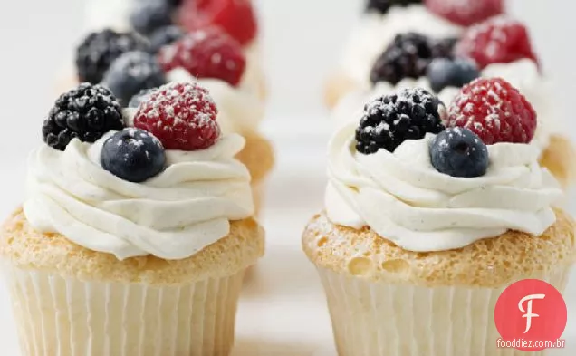 Cupcakes de comida de anjo com chantilly e bagas