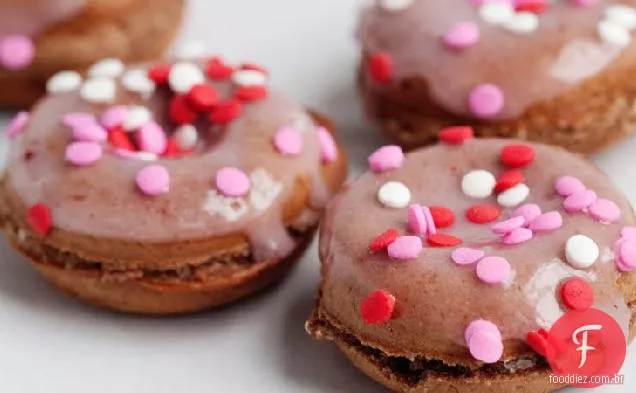 Rosquinhas de Chocolate assadas com esmalte de morango