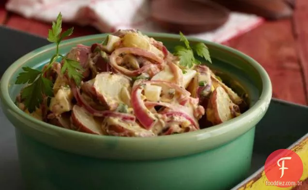 Salada de batata ao estilo do Texas com mostarda e cebola roxa em conserva