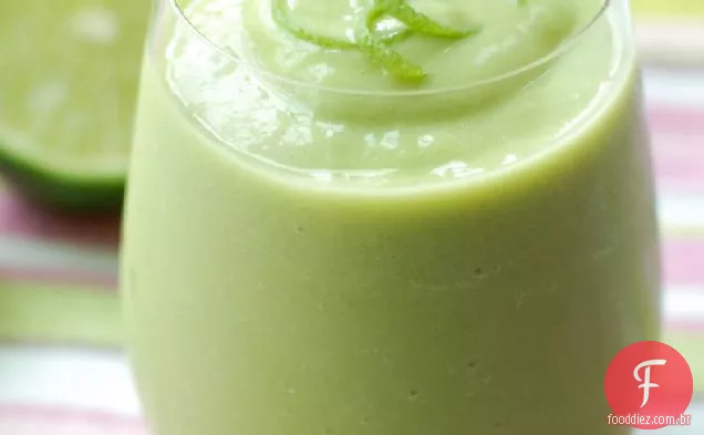 Smoothies de abacate e água de coco