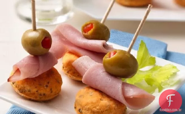 Pilhas de aperitivos de azeitona e presunto