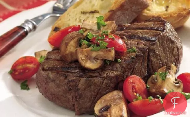Cogumelos e tomates com alho grelhados