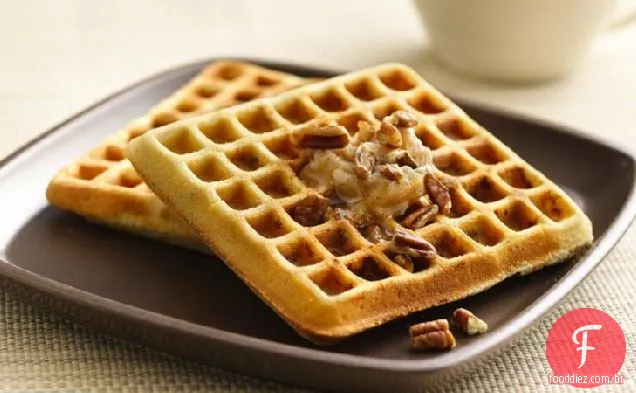 Waffles de biscoito de noz-pecã com manteiga de canela de mel