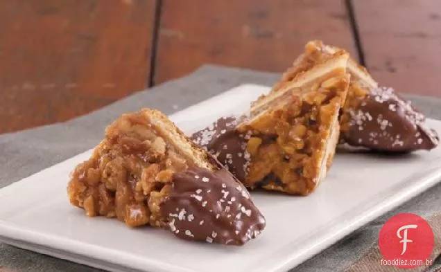 Fatias De Noz-Pecã Mergulhadas Em Chocolate