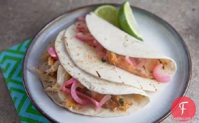 Tacos de peixe grelhado com cebolas em conserva picantes