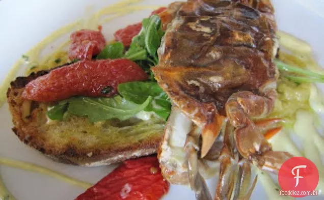 Bacalhau preto selvagem do Alasca de Noah Rosen com Hummus Garbanzo fresco