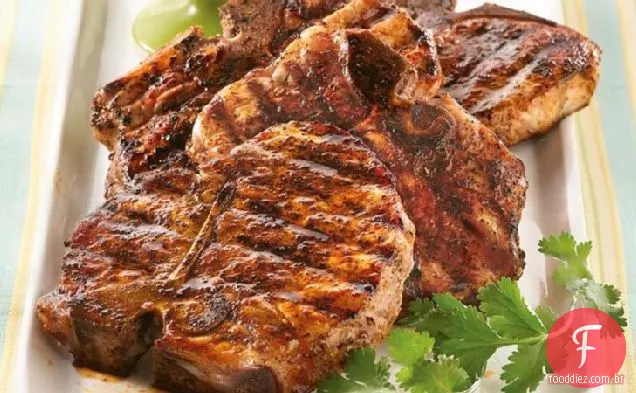 Costeletas de porco grelhadas do sudoeste com salsa de pêssego