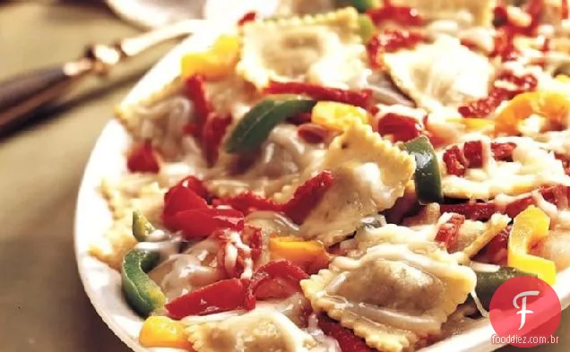 Ravioli com pimentão e tomate seco ao sol