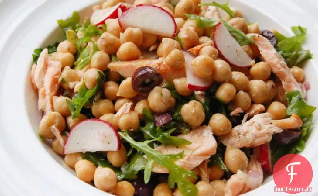 Salada de grão de bico, salmão e rúcula