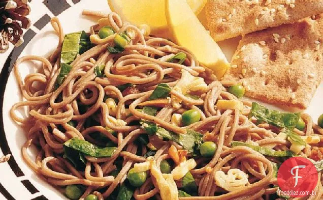 Legumes e macarrão com manjericão e limão