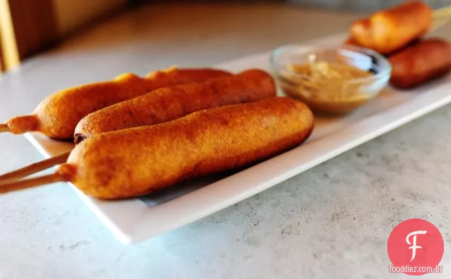 Cães clássicos do milho e queijo-em-uma-vara