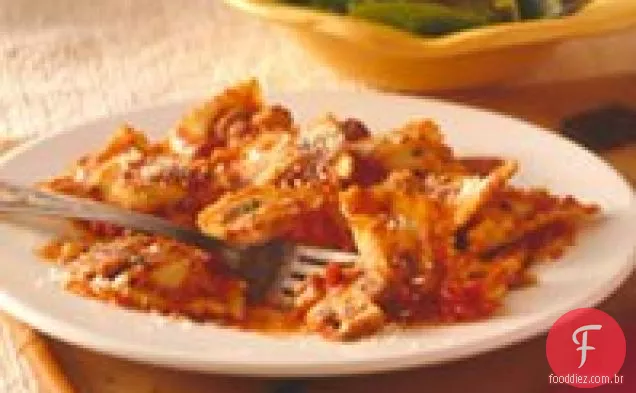 Ravioli com molho de tomate-Alfredo