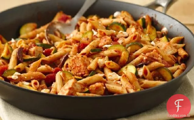 Frango e macarrão saudáveis ao estilo Mediterrâneo
