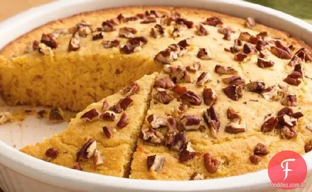 Pão de milho coberto com noz-pecã com manteiga de mel