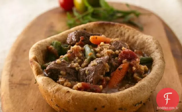 Ensopado de carne e milho em tigelas de pão