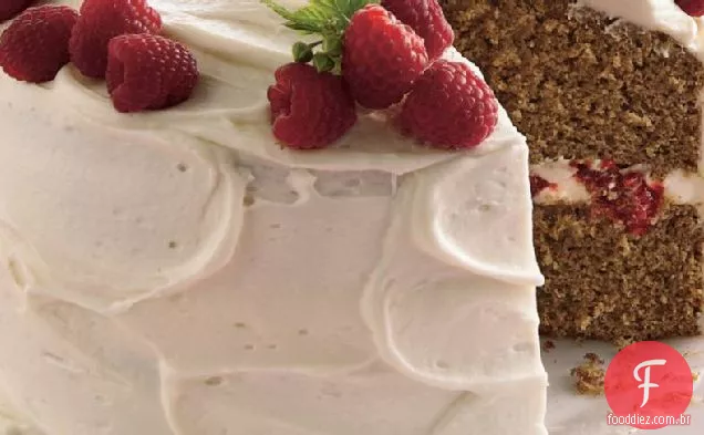 Bolo de especiarias com recheio de framboesa e cobertura de Cream Cheese
