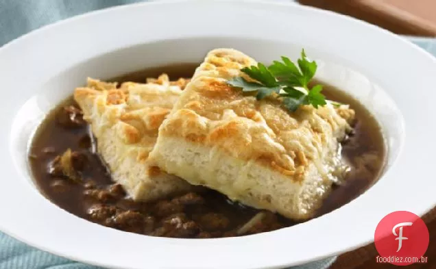 Sopa de carne e cebola com Croutons de Biscoito De Queijo