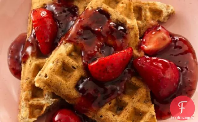 Granola-Waffles de trigo integral com molho de baga Dupla