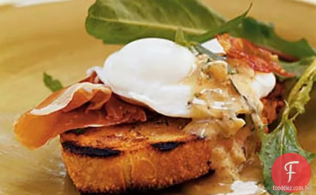 Café da manhã Bruschetta com Prosciutto, ovos escalfados e vinagrete de Mostarda Quente