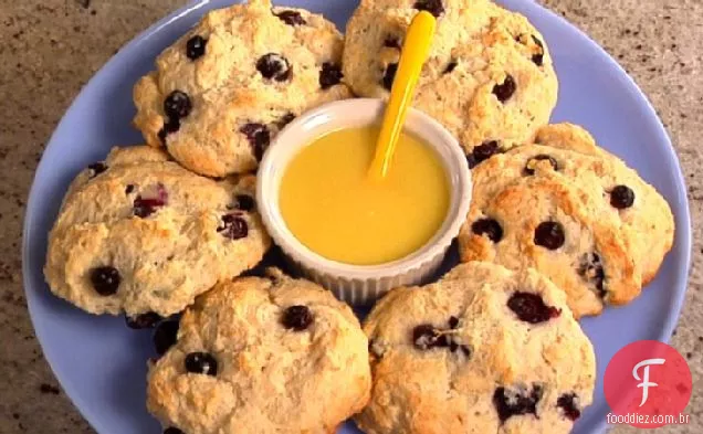 Scones de mirtilo com esmalte de limão