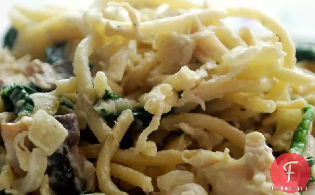 Frango, espinafre e macarrão com cogumelos