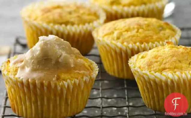 Cupcakes de pão de milho com cobertura de manteiga de bordo
