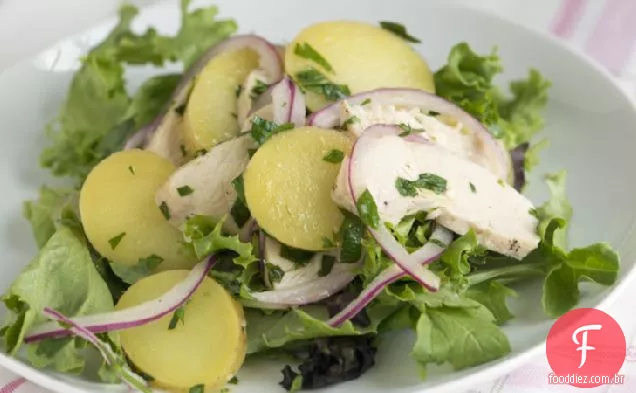 Salada de frango e batata com salsa