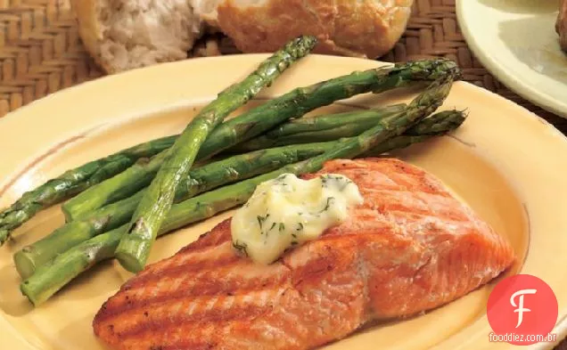 Salmão grelhado com manteiga de limão e endro
