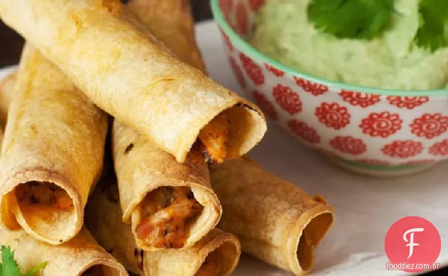 Frango Assado Taquitos com Chiles verdes e molho de Iogurte De Abacate