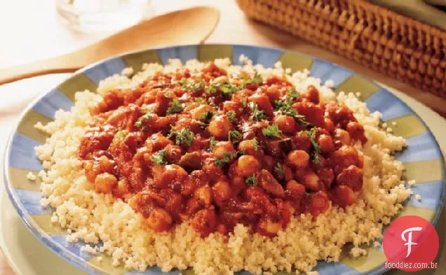 Cuscuz com molho de espaguete vegetariano