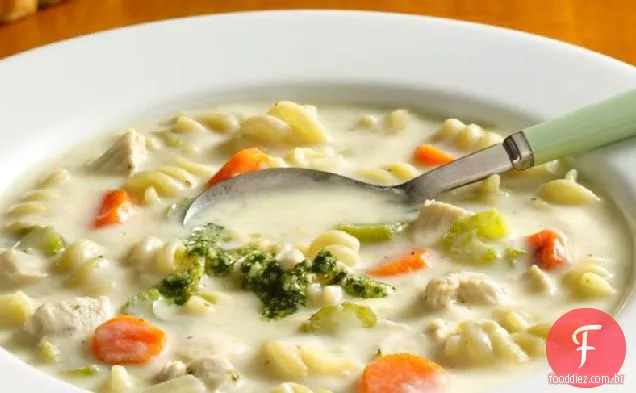 Sopa cremosa de Macarrão De Frango com Chuvisco Pesto