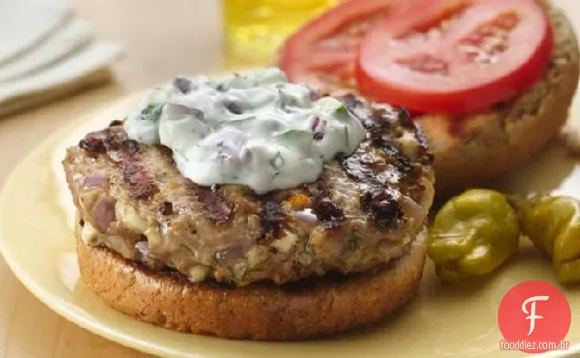 Hambúrgueres de Peru grego com molho Tzatziki