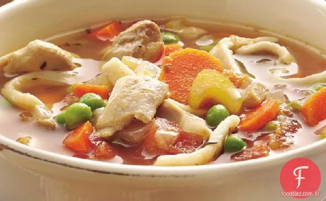 Sopa de Macarrão De Frango com fogão lento da vovó