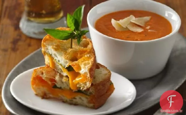 Sopa cremosa de tomate com sanduíches grelhados de Cheddar-manjericão
