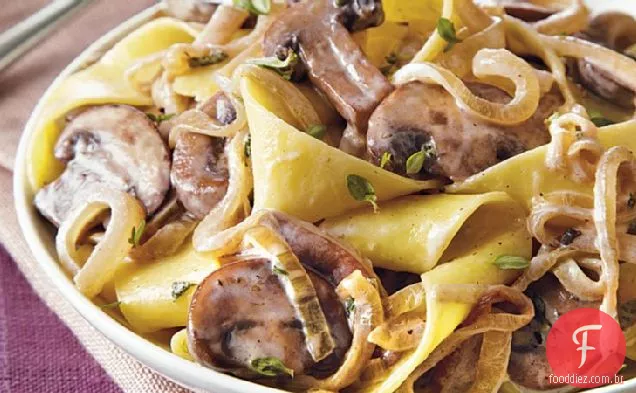 Macarrão com molho cremoso de cogumelos de ervas