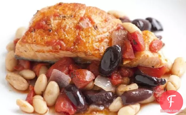 Salmão com feijão branco e tomate