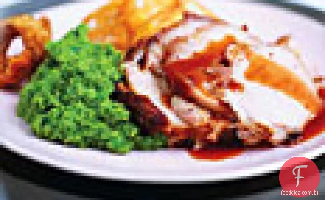 Lombo de Porco da erva-doce da mostarda com molho da bandeja de Cumberland