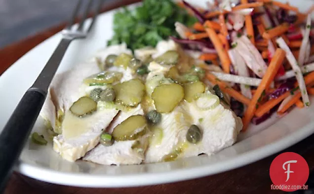 Salada De Peito De Peru Escalfada Com Limão, Alcaparras, Mostarda, Cornic