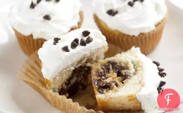Cupcakes Com Chip Arco-Íris Recheados Com Biscoitos