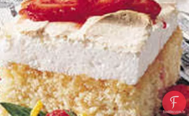 Bolo de merengue de limão com morangos