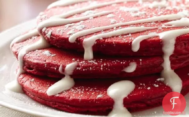 Panquecas de veludo vermelho com cobertura de Cream Cheese