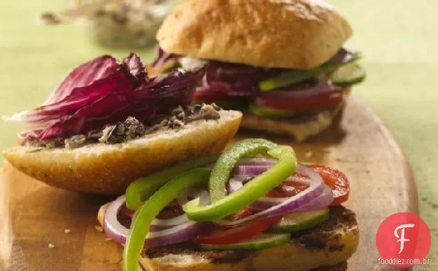 Sanduíches de Hummus e queijo de cabra com alho torrado