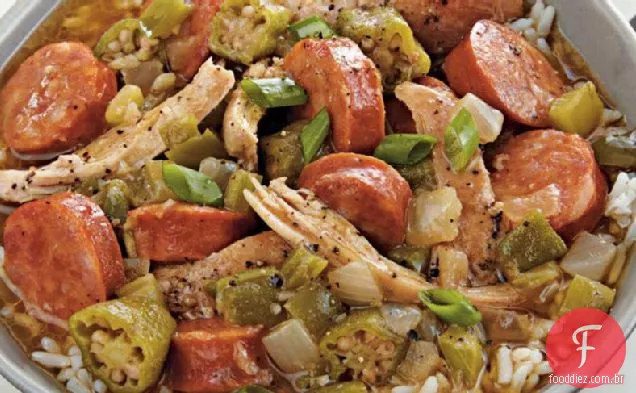 Fogão lento frango e Salsicha Gumbo