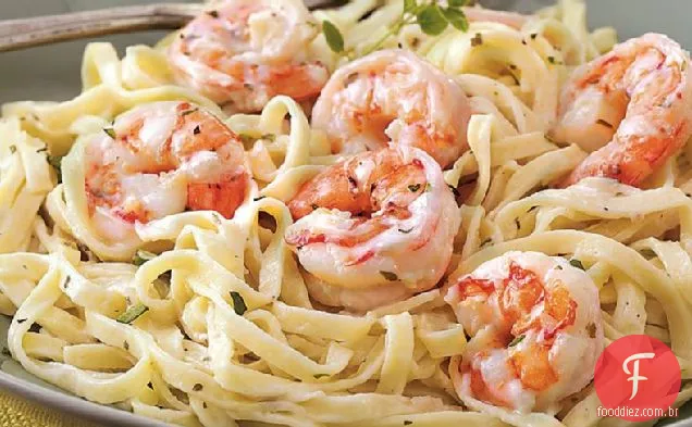 Camarão e macarrão com alho cremoso