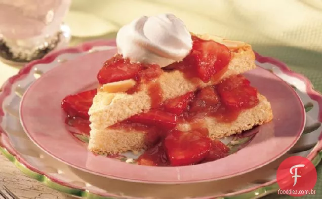 Bolo de amêndoa com molho de morango e ruibarbo